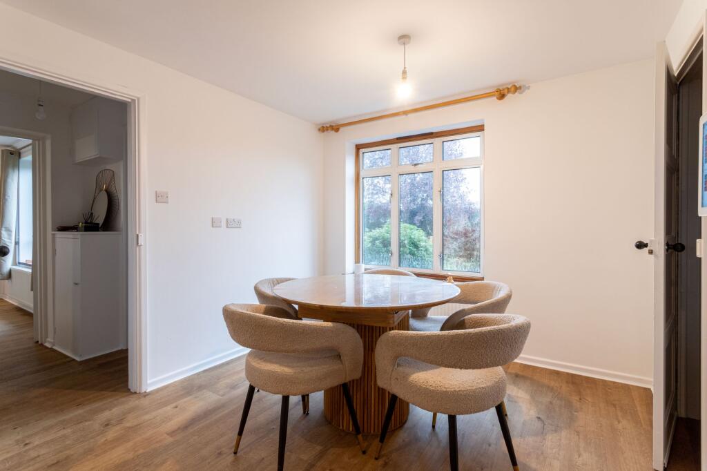 Borough Court Road, Hartley Wintney, RG27 photo 4