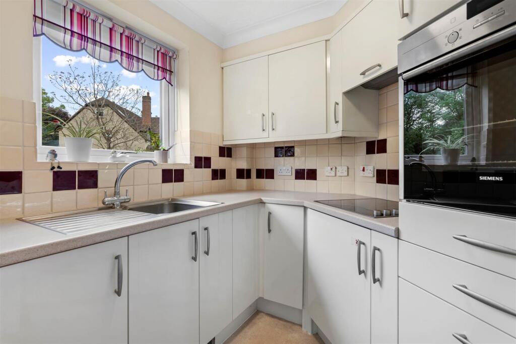 Swan Court, Banbury Road, Stratford-Upon-Avon photo 3
