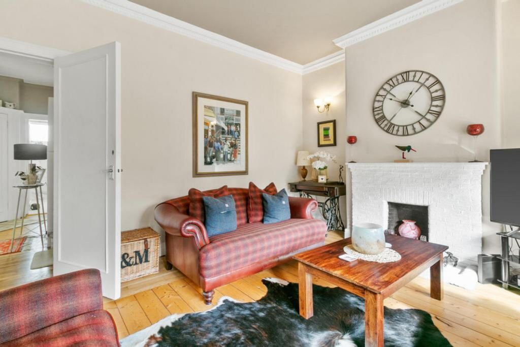 House in Newton Mearns, Fruin, Shaw - More