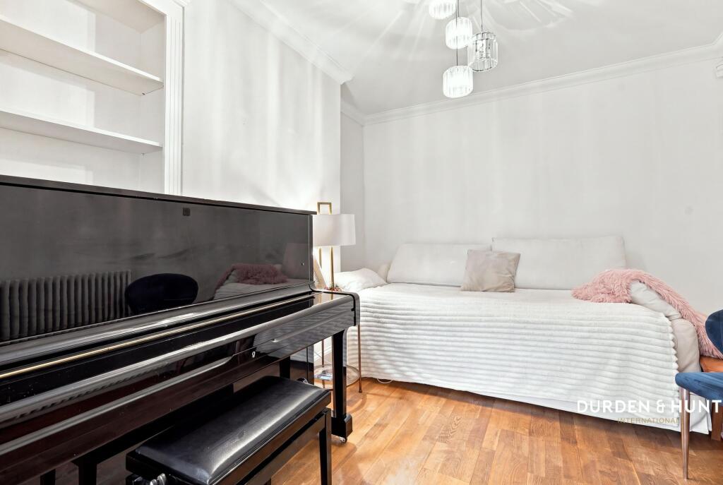 House in London, Gidea Park - View 5