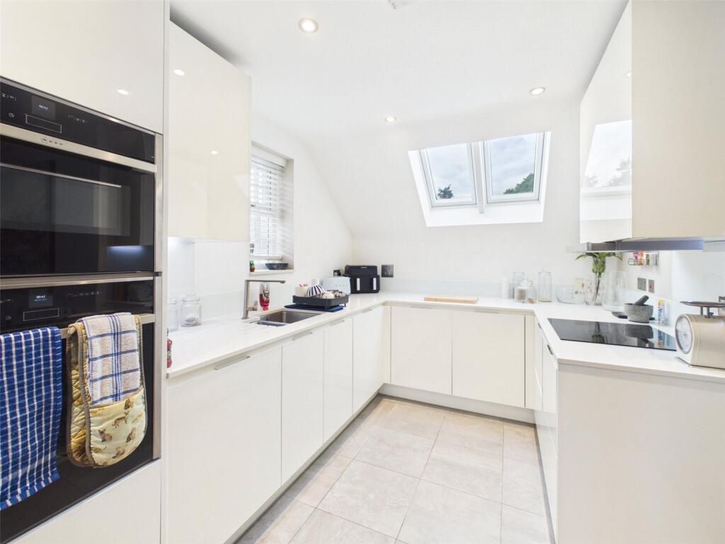 Hall Garden, Binfield, Bracknell, Berkshire, RG42 - View 3