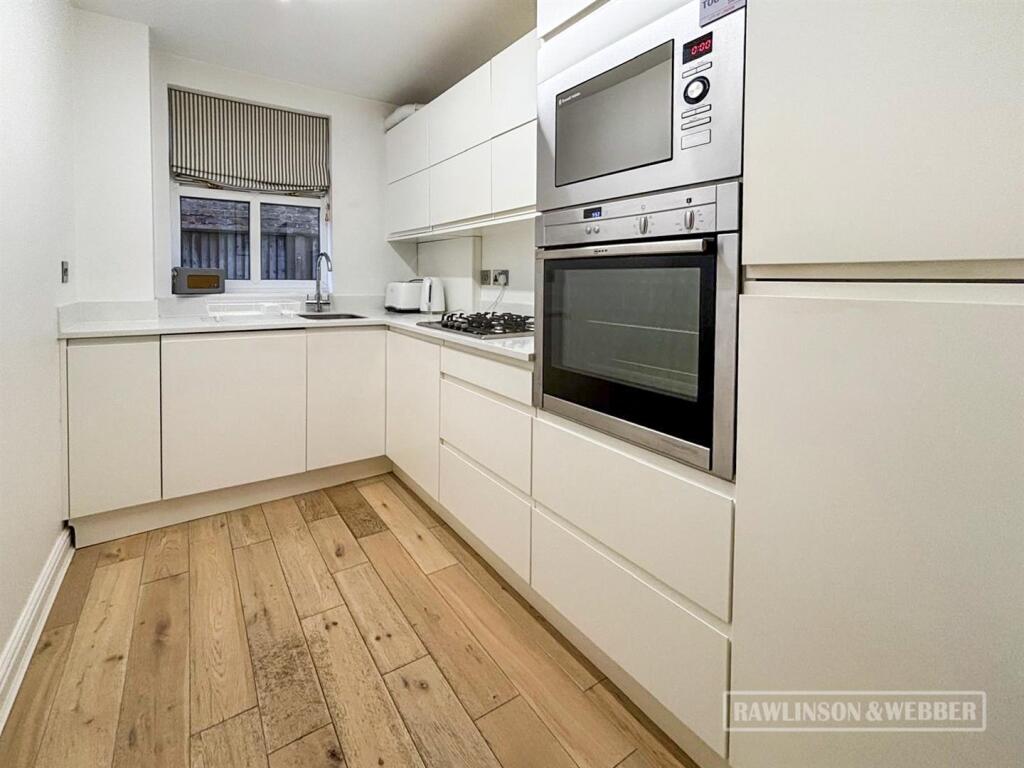 Apartment in Elmbridge, East Molesey, Molesey - View 4