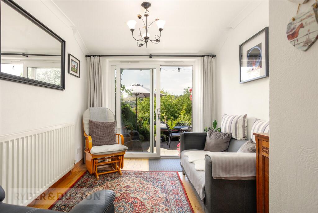 House in Tameside, Mossley - More