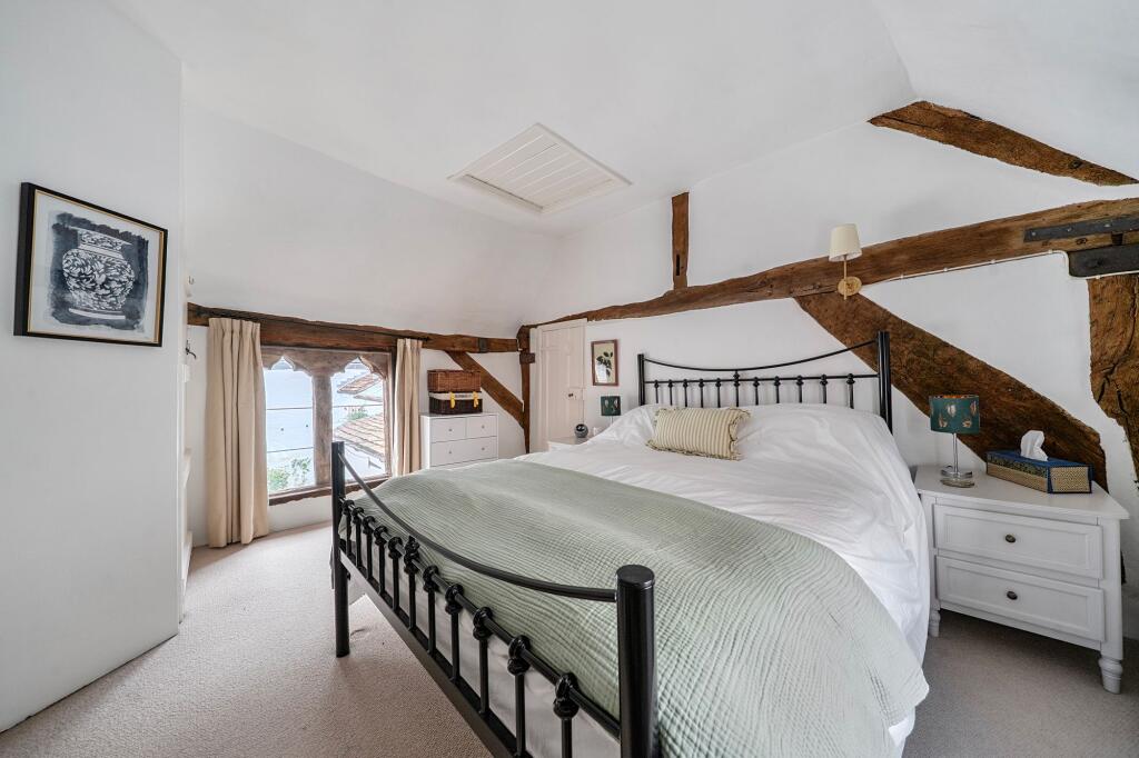 House in Hart, Odiham - More