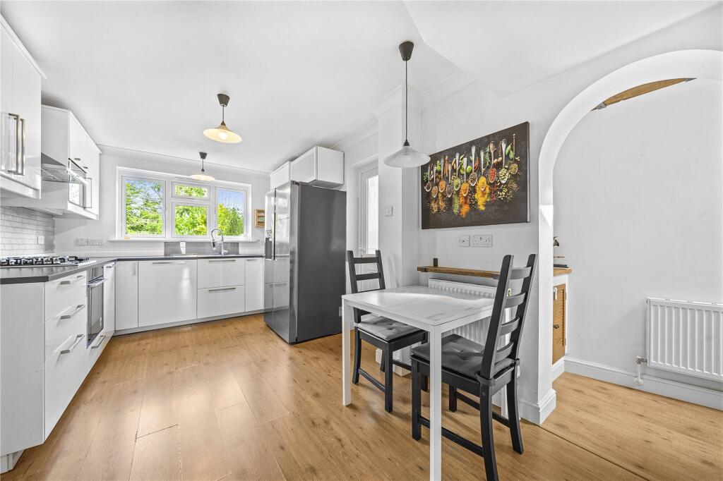 House in Woking, Knaphill - View 3
