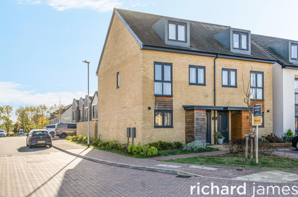 3-bed semi-detached on Crampton Road, Greenbridge Industrial Estate, Swindon, SN3, £350,000