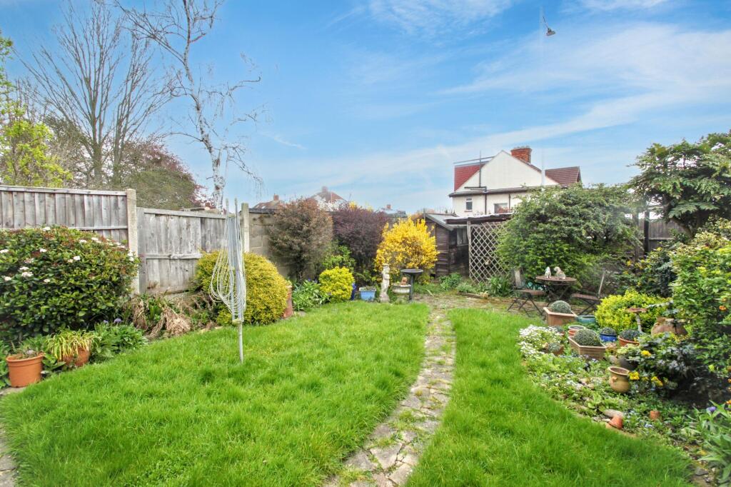 Madeira Grove, Woodford Green, IG8 photo 4