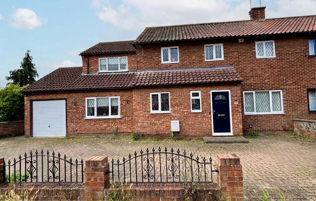 Main image of property: Giffords Cross Avenue, Corringham, SS17