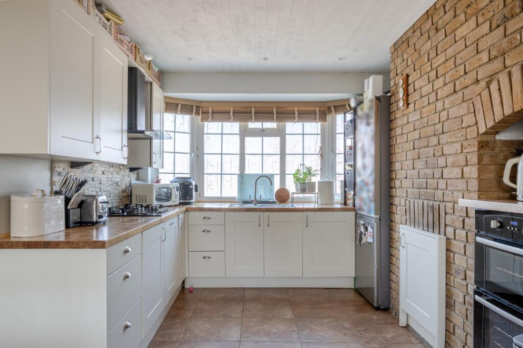 Pembury Avenue, Worcester Park, KT4 photo 4
