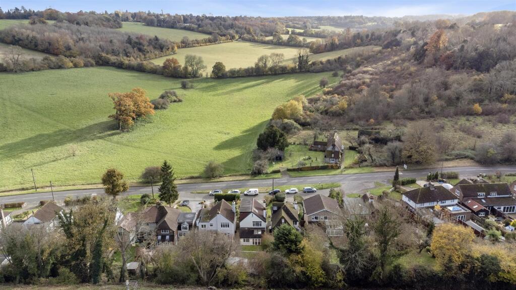 House in Reigate and Banstead, Surrey - View 4