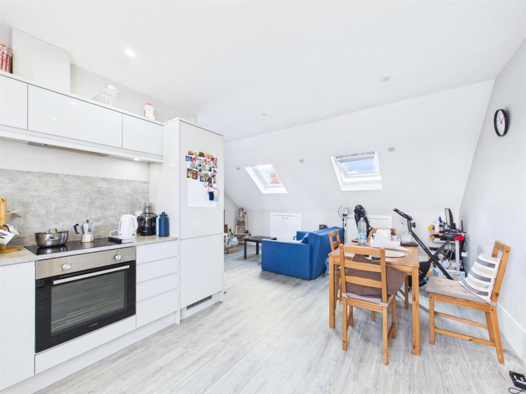 Apartment in Croydon - View 5