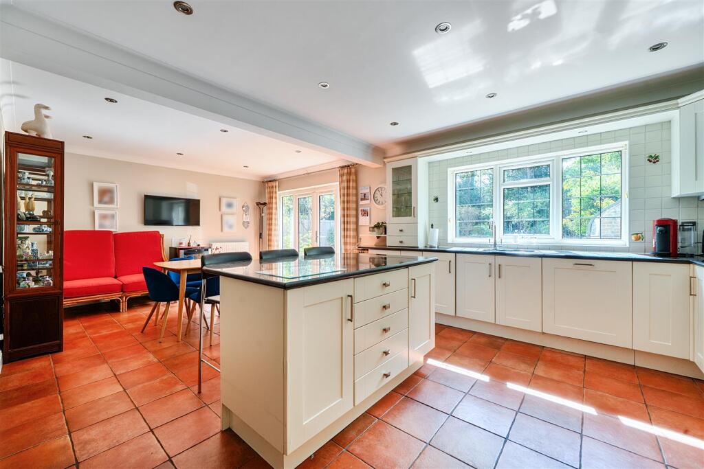 House in Finchampstead - More