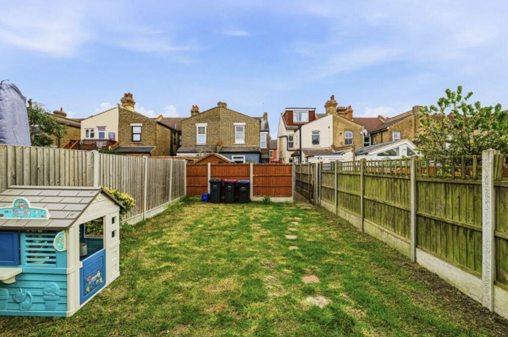 Apartment in Southend-on-Sea, Essex - More