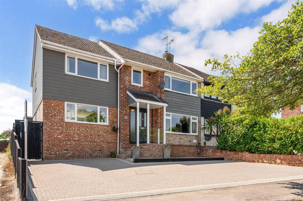 4-bed semi-detached on Hazleton Way, Horndean, £525,000