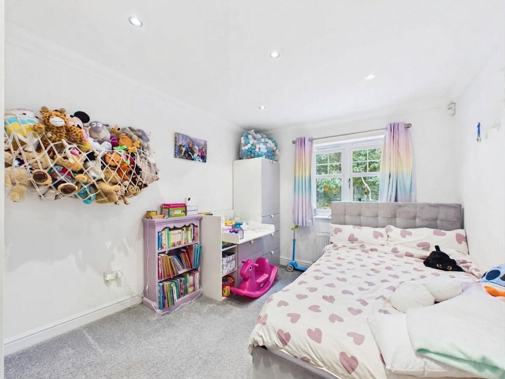 Apartment in Reading, Warfield - View 4