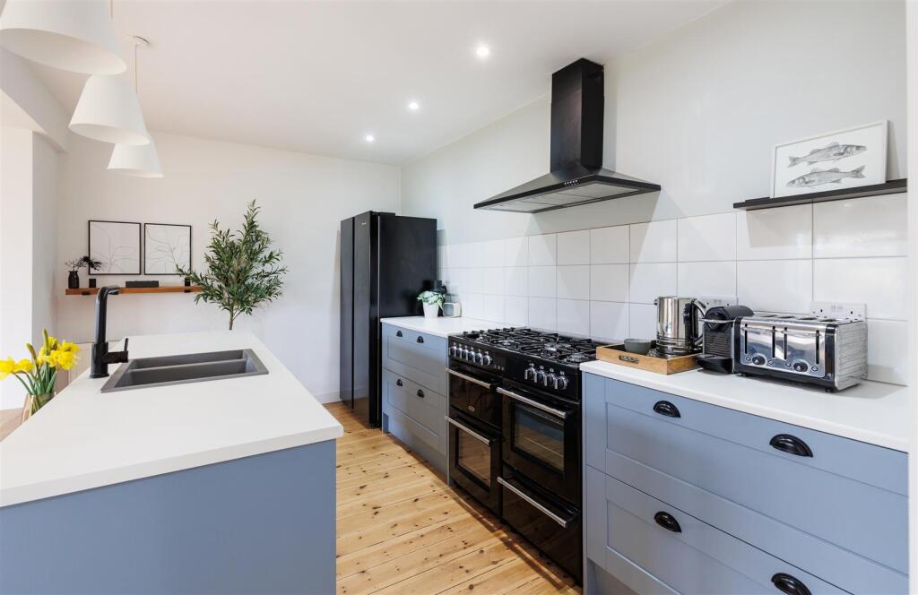 CLOSE TO BEACH - Culver Way, Sandown - View 5