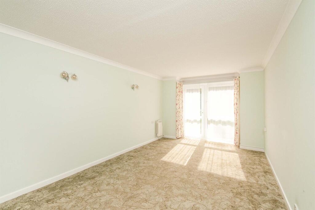Apartment in Eastbourne, East Sussex - View 2