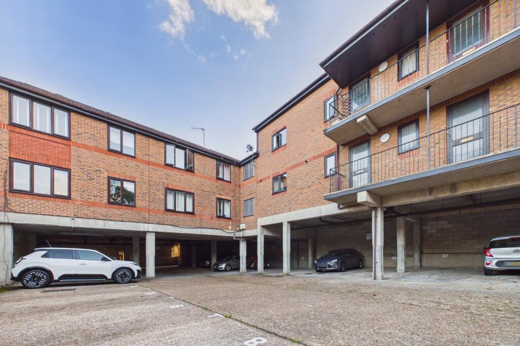 Apartment in Twickenham - More