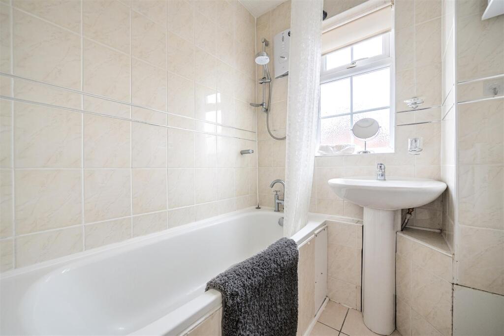Apartment in Slough - More