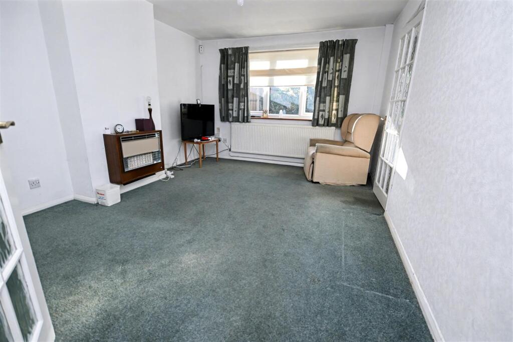 Next to Park  Linden Way, Canvey Island photo 3