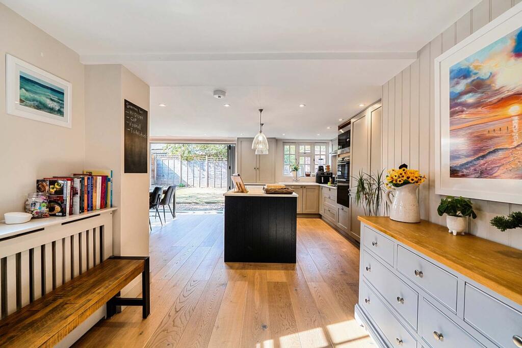House in Upper Basildon, Basildon - More
