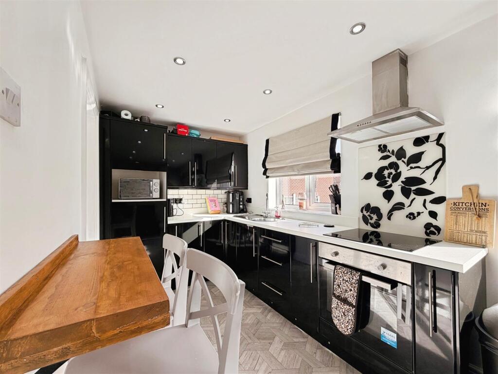 House in Worksop, Costhorpe, Carlton-in-Lindrick - More