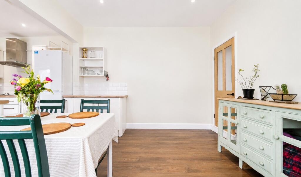 House in Southampton, Botany Bay - More