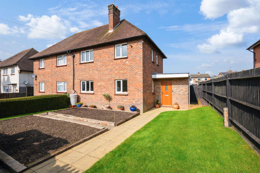 Main image of property: Pollards Oak Road, Oxted, RH8 0JL