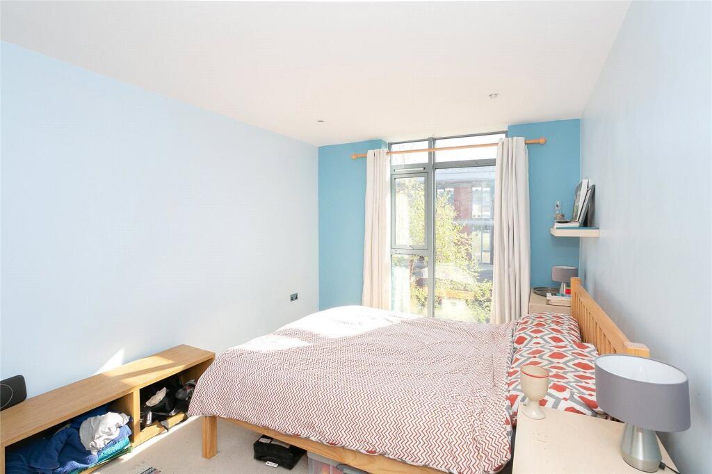Apartment in Watford, Hertfordshire - View 5