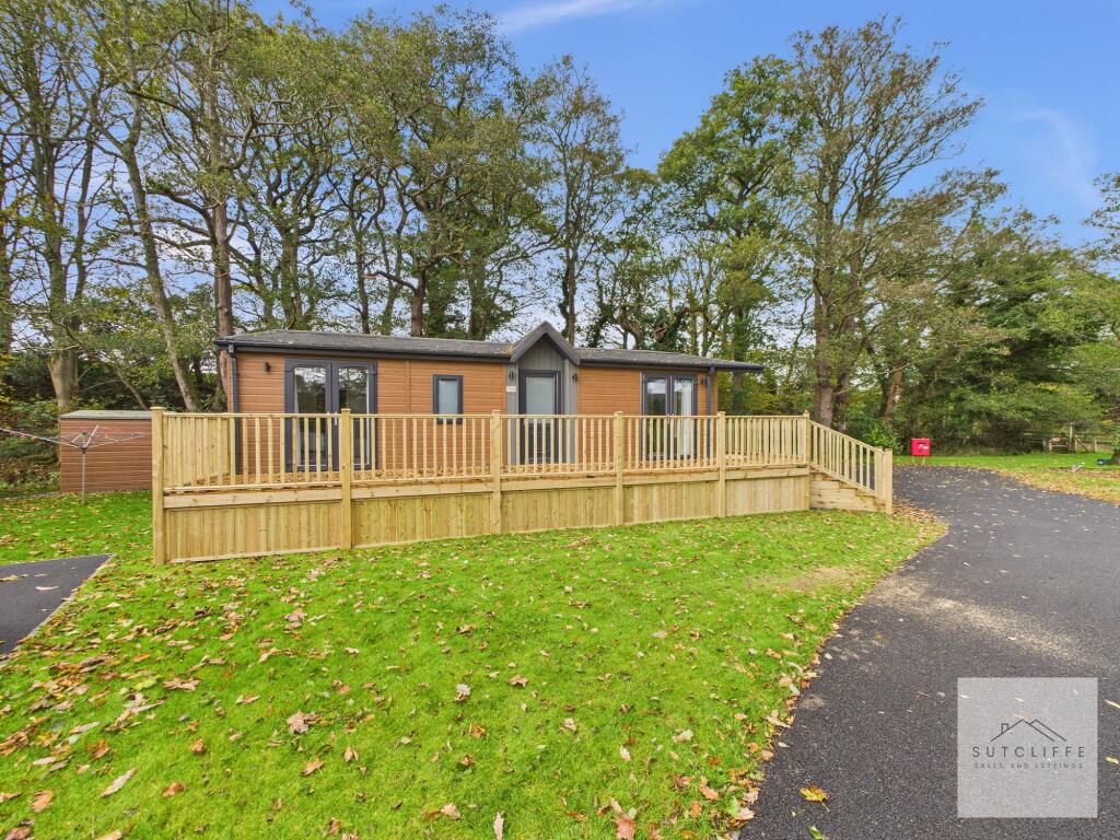 2-bed caravan on The Meadow, Bowland Lakes Leisure Village, PR3, £168,000