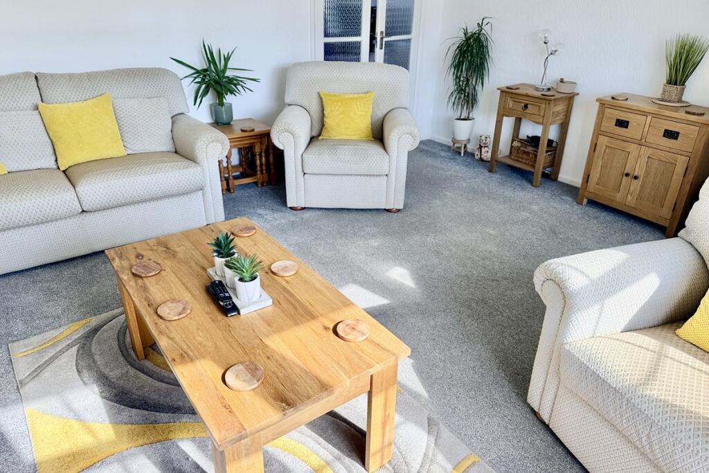 Singleton Crescent , Goring By Sea, Worthing, West Sussex, BN12 5DJ photo 4