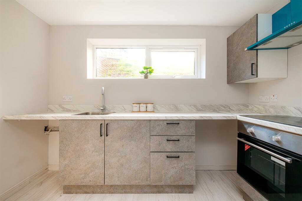 Apartment in Hemel Hempstead - View 3