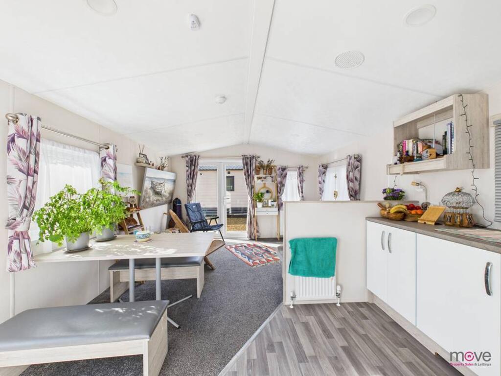 5 Oak Close, Court Farm Estate, Tewkesbury Road - GL2 9PX photo 2