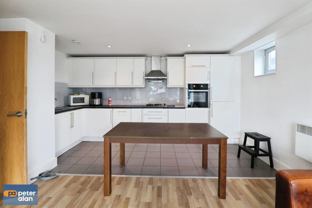 Apartment in Cardiff, Crockherbtown, Castle - View 3