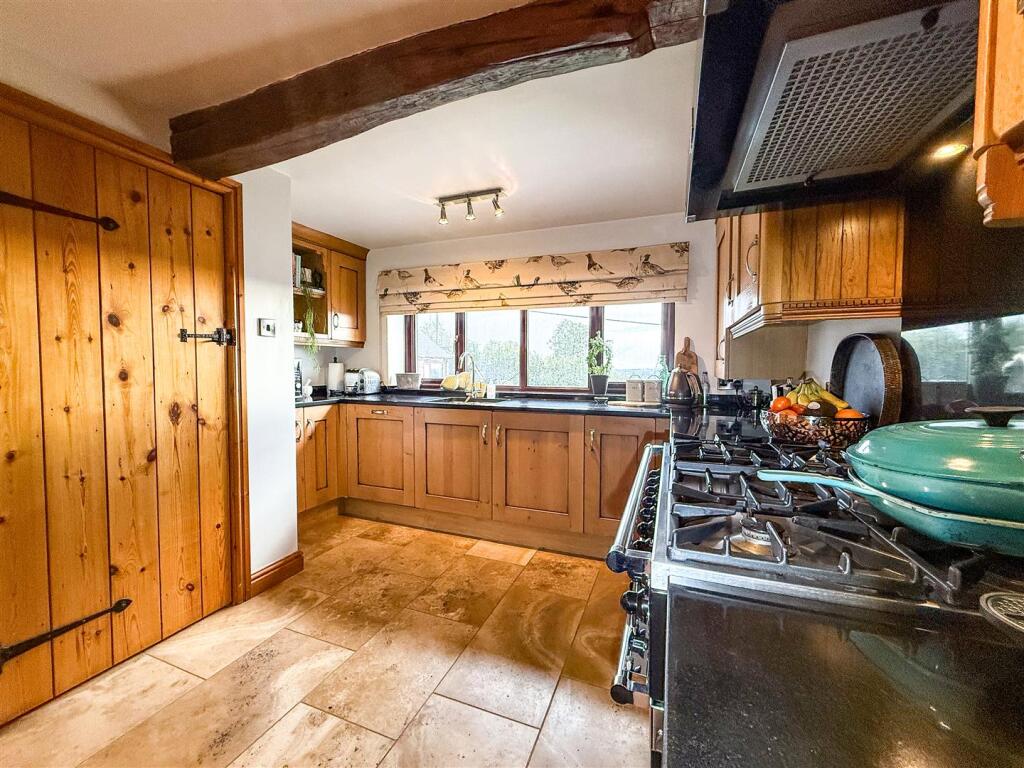 House in Stoke-on-Trent - View 4
