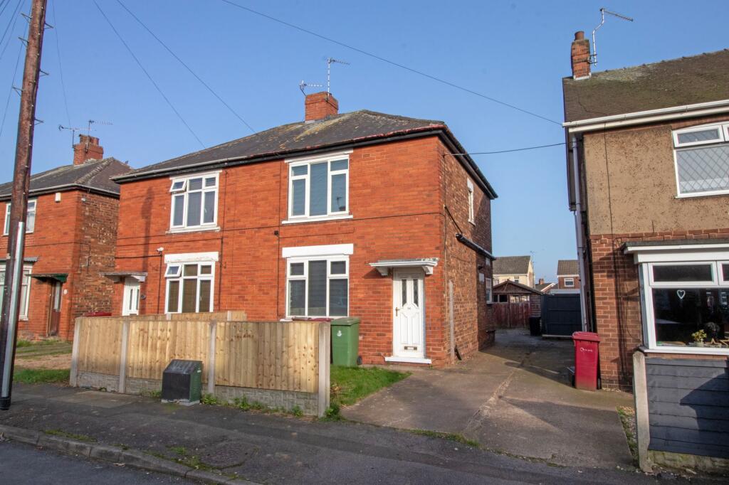3-bed semi-detached on Bottesford Avenue, Scunthorpe, DN16, £150,000