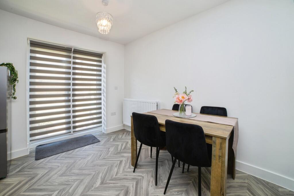 House in Bolsover, Shirebrook - More