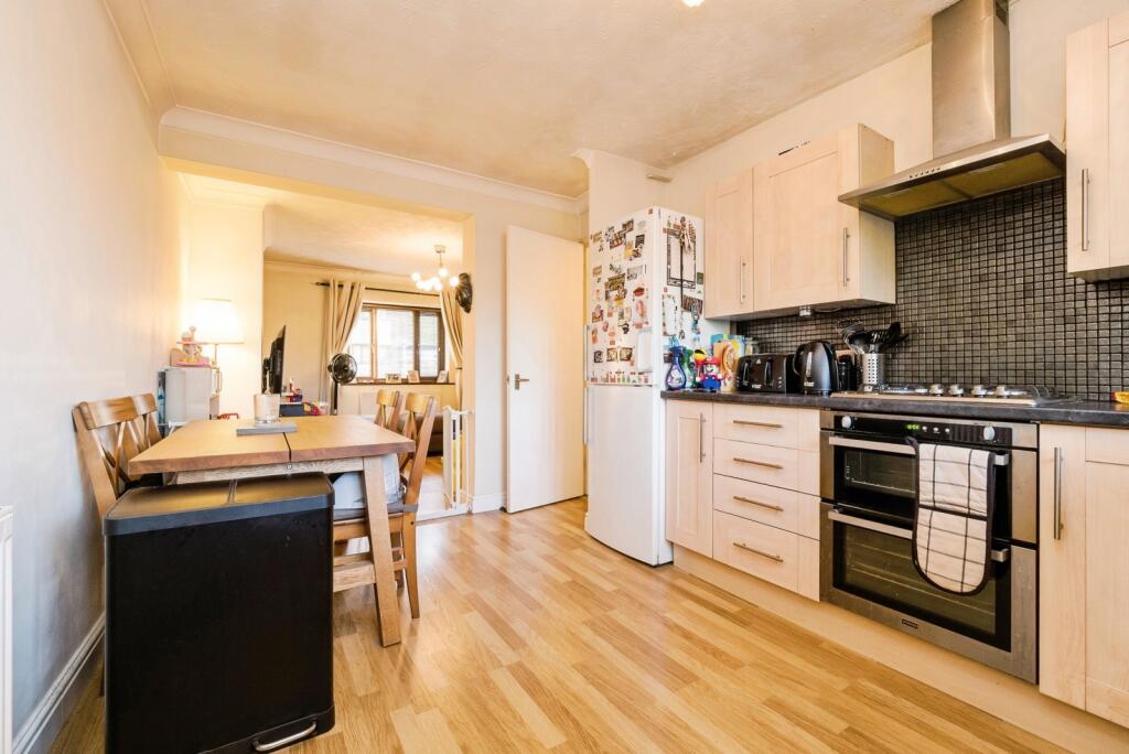 Apartment in Romford - More