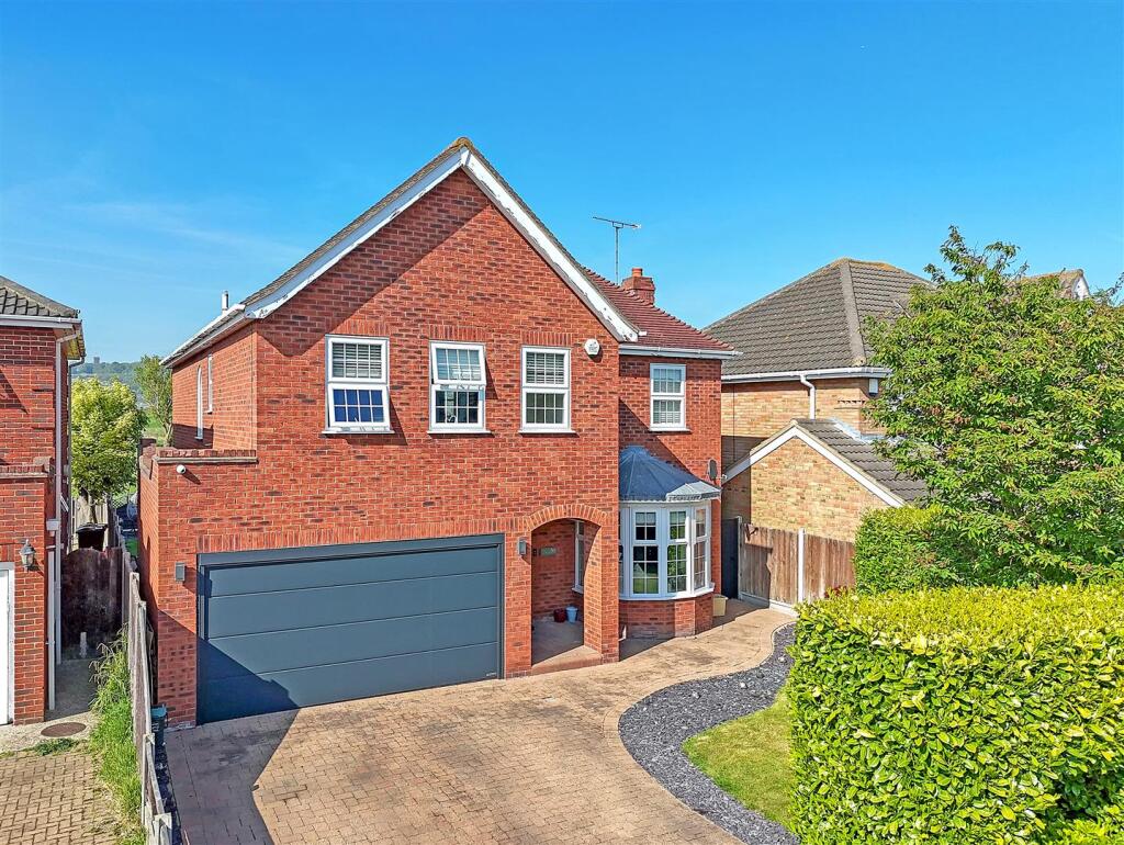 5-bed detached on Backs onto the Golf Course Hardys Way, Canvey Island, £665,000