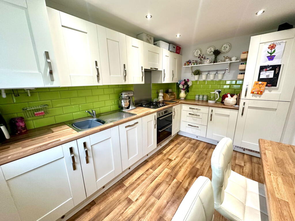 Mossley Place, Penistone, Sheffield, S36 6FH photo 3