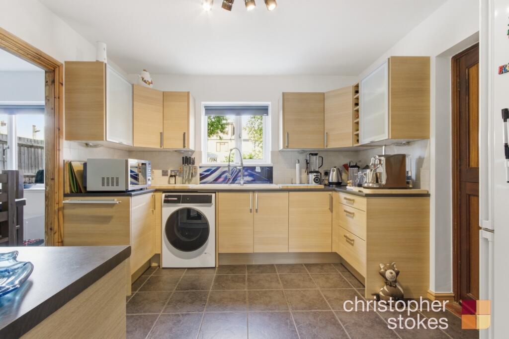Sterling Avenue, Waltham Cross, Hertfordshire, EN8 8DE photo 4