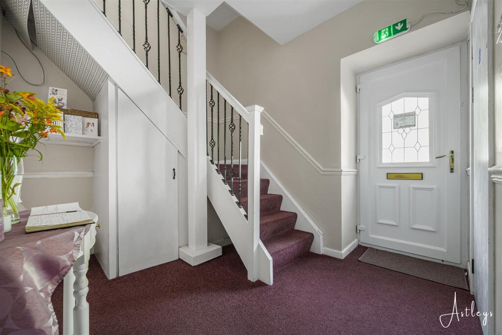 House in Cadoxton-juxta-Neath, Caewern, Blaenhonddan - More