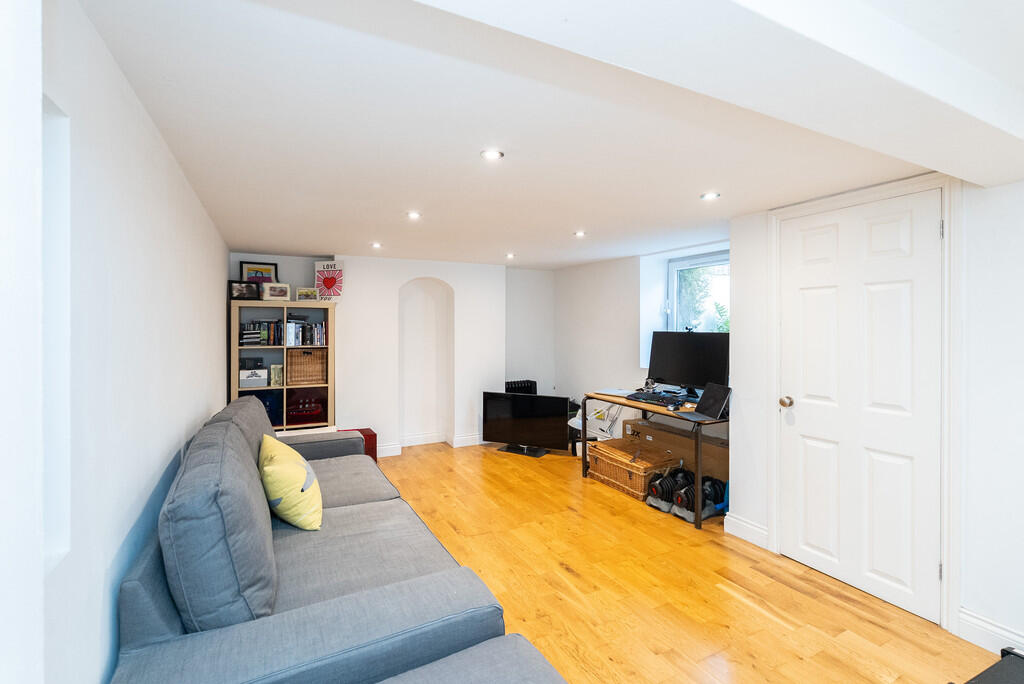 House in Mole Valley, Rose Hill, Dorking - More