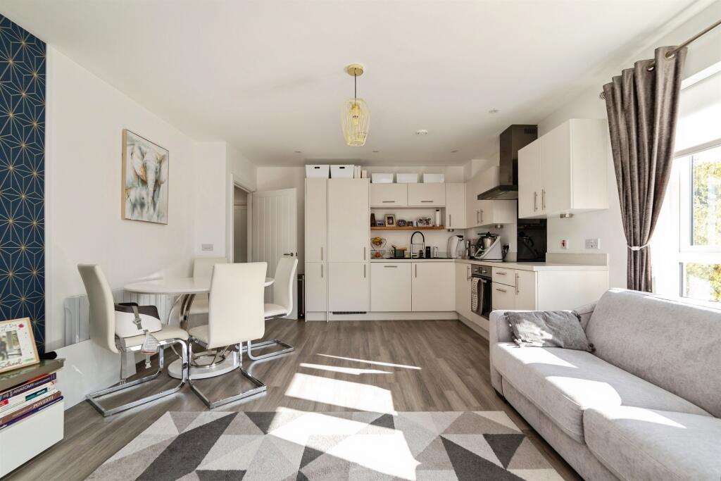 Apartment in Welwyn Hatfield, Hertfordshire - View 4
