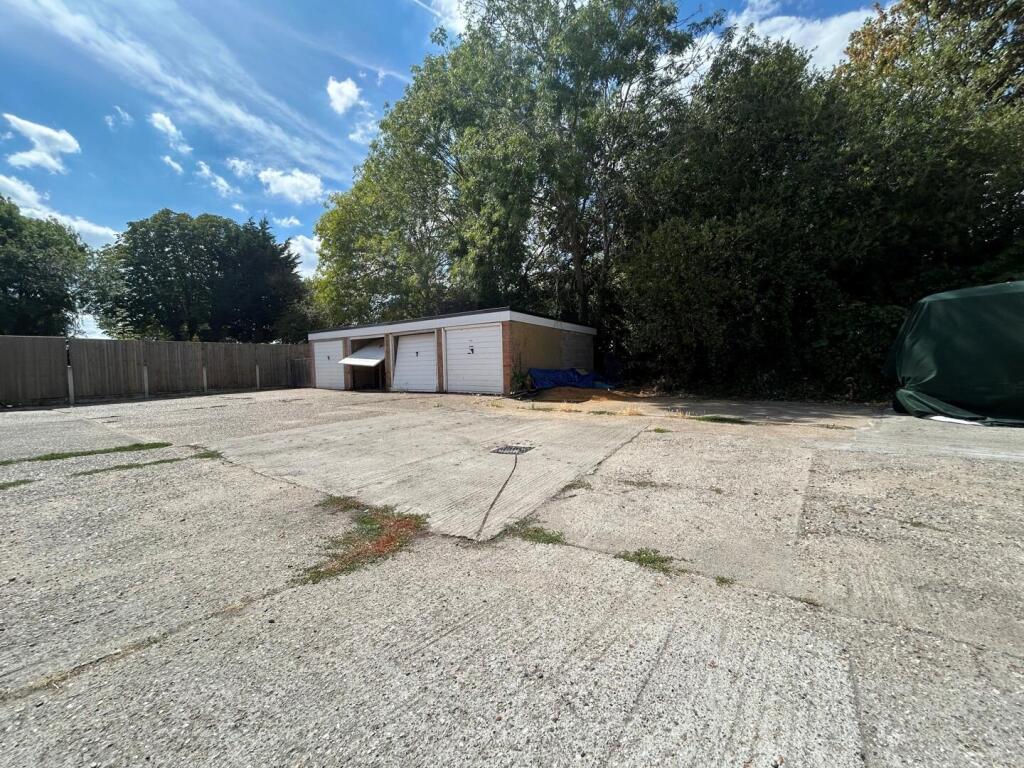 Apartment in Castle Point, South Benfleet - More