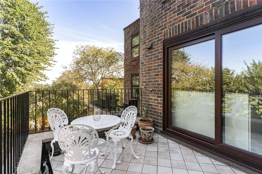 House in London, Crouch Hall Park, Crouch End - More