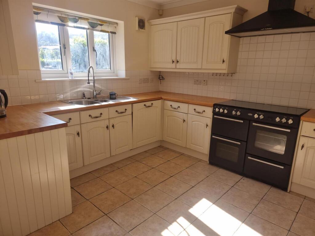 House in Gloucester - View 5