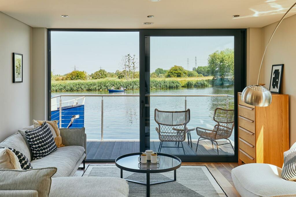 Bates Wharf, Chertsey, KT16 photo 2