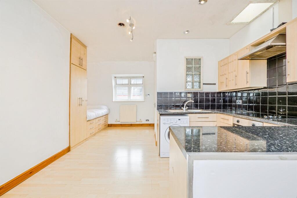 Apartment in Cardiff, Crockherbtown, Castle - More