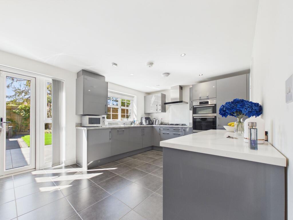House in Spencers Wood, Ryeish Green, Shinfield - View 4